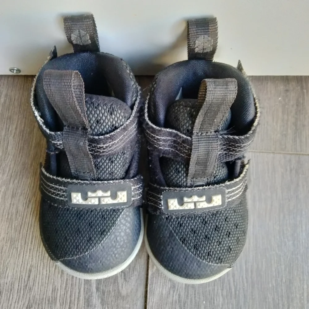Nike lebron soldier